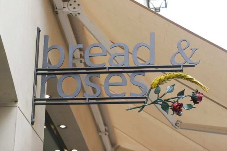 Bread and Roses, salades, club sandwiches et gâteaux gourmands