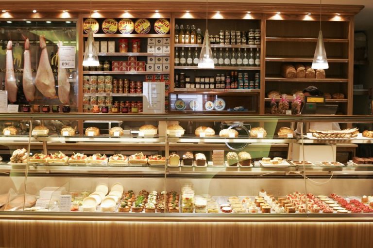 Bread and Roses, salades, club sandwiches et gâteaux gourmands