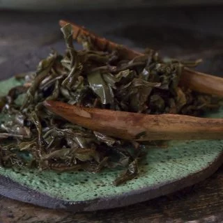 feuilles de thé infusées