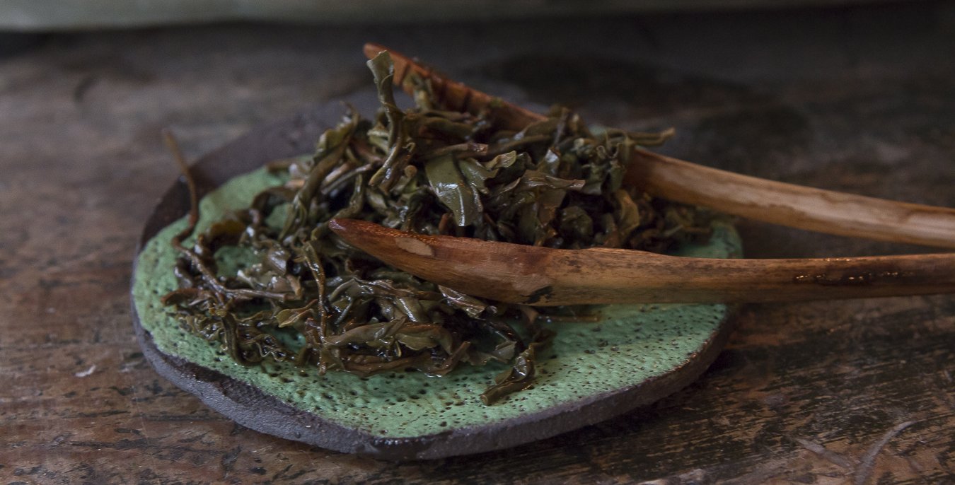 feuilles de thé infusées