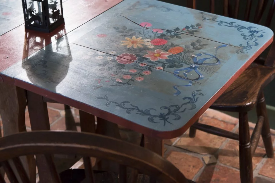 table en bois décorée de fleurs peintes
